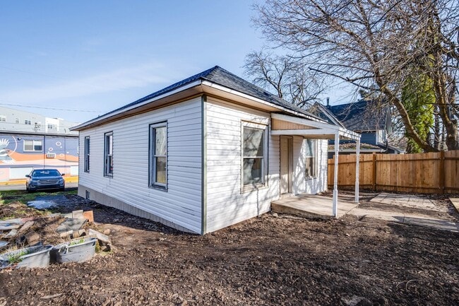 Building Photo - LEASE TAKEOVER - Remodeled 2 Bedroom Home ...