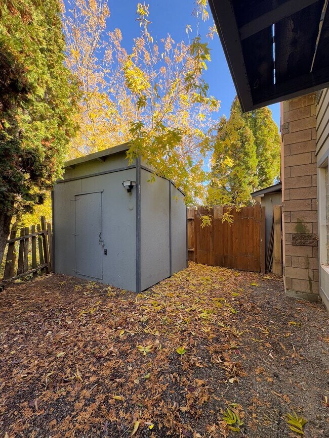 Building Photo - Spacious 6 Bedroom, 3 Bathroom Home Near CWU