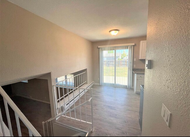 Building Photo - 10964 Elm Dr