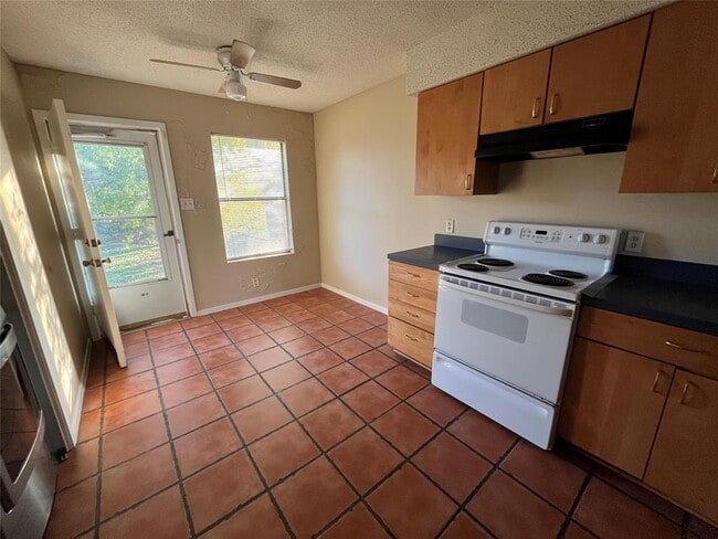 Building Photo - 304 Highland Estates Dr