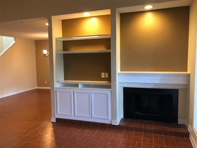 Building Photo - 7655 S Braeswood Blvd