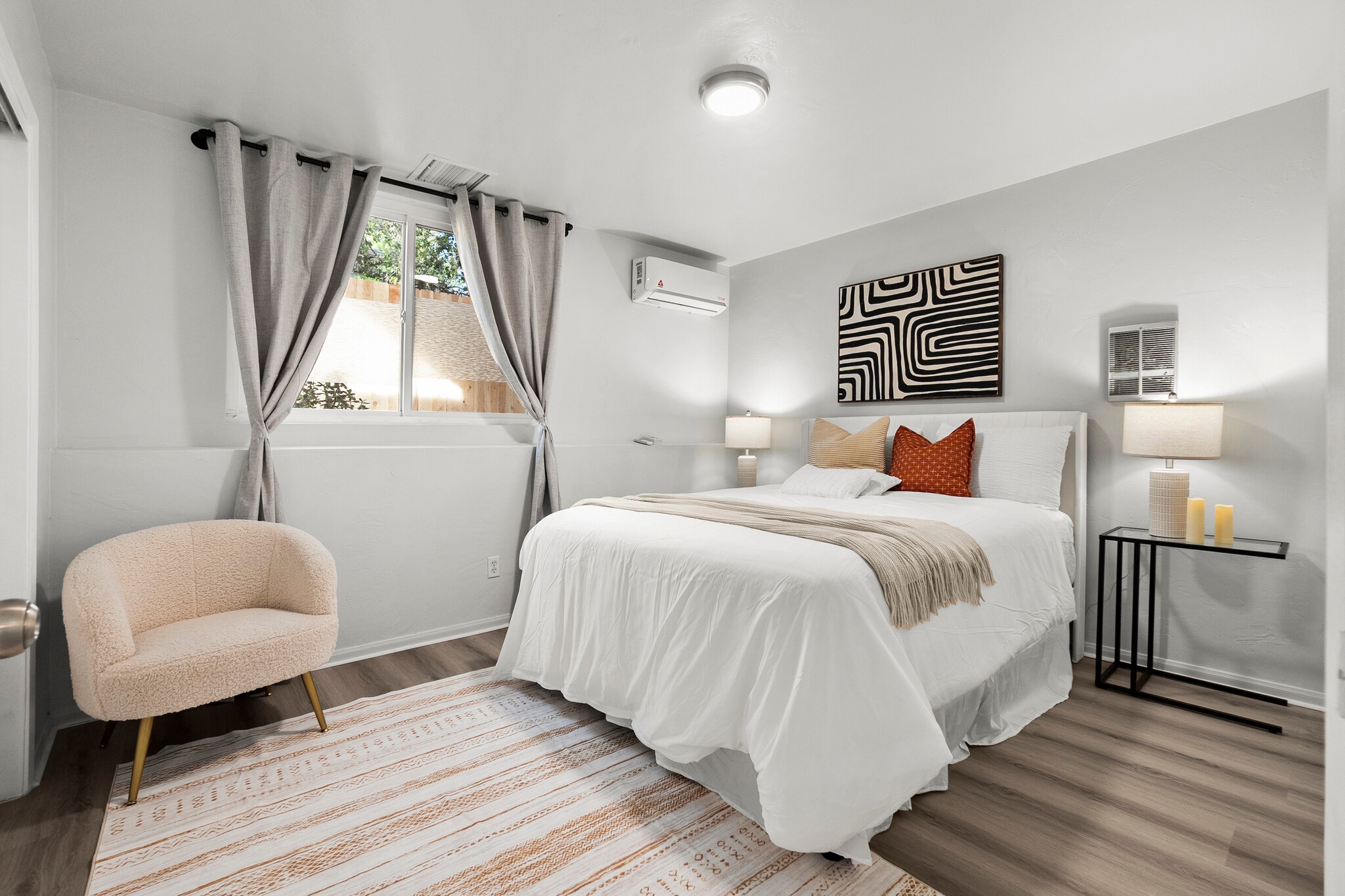 Clean bedroom with fresh linen for a restful and comfortable stay! - 4989 Randlett Dr