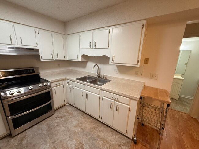 Building Photo - 537 Schneider Dr