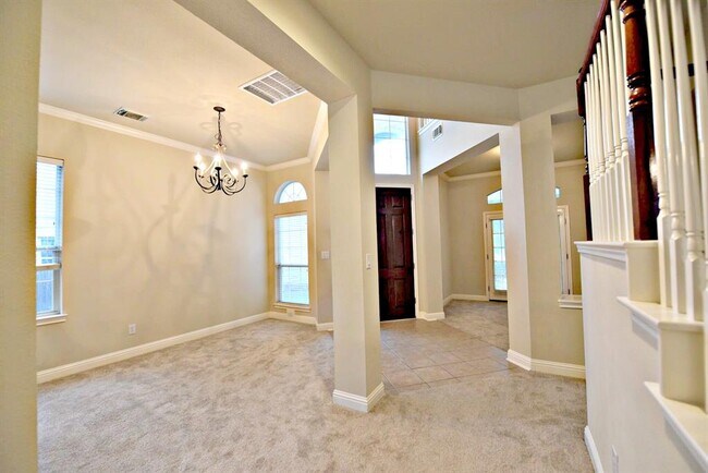 Building Photo - 15520 Interlachen Dr