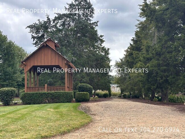Building Photo - 10025 Fox Trotter Ln
