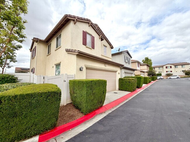 Building Photo - Charming 3 Bedroom Bel Flora Home with Private Patio & Amenities