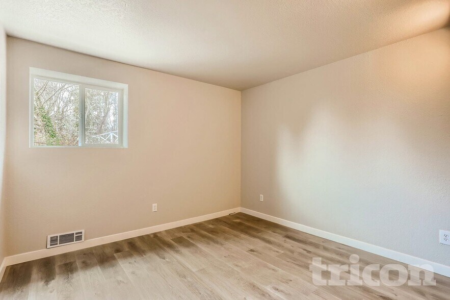 Building Photo - 10727 Lake View Dr