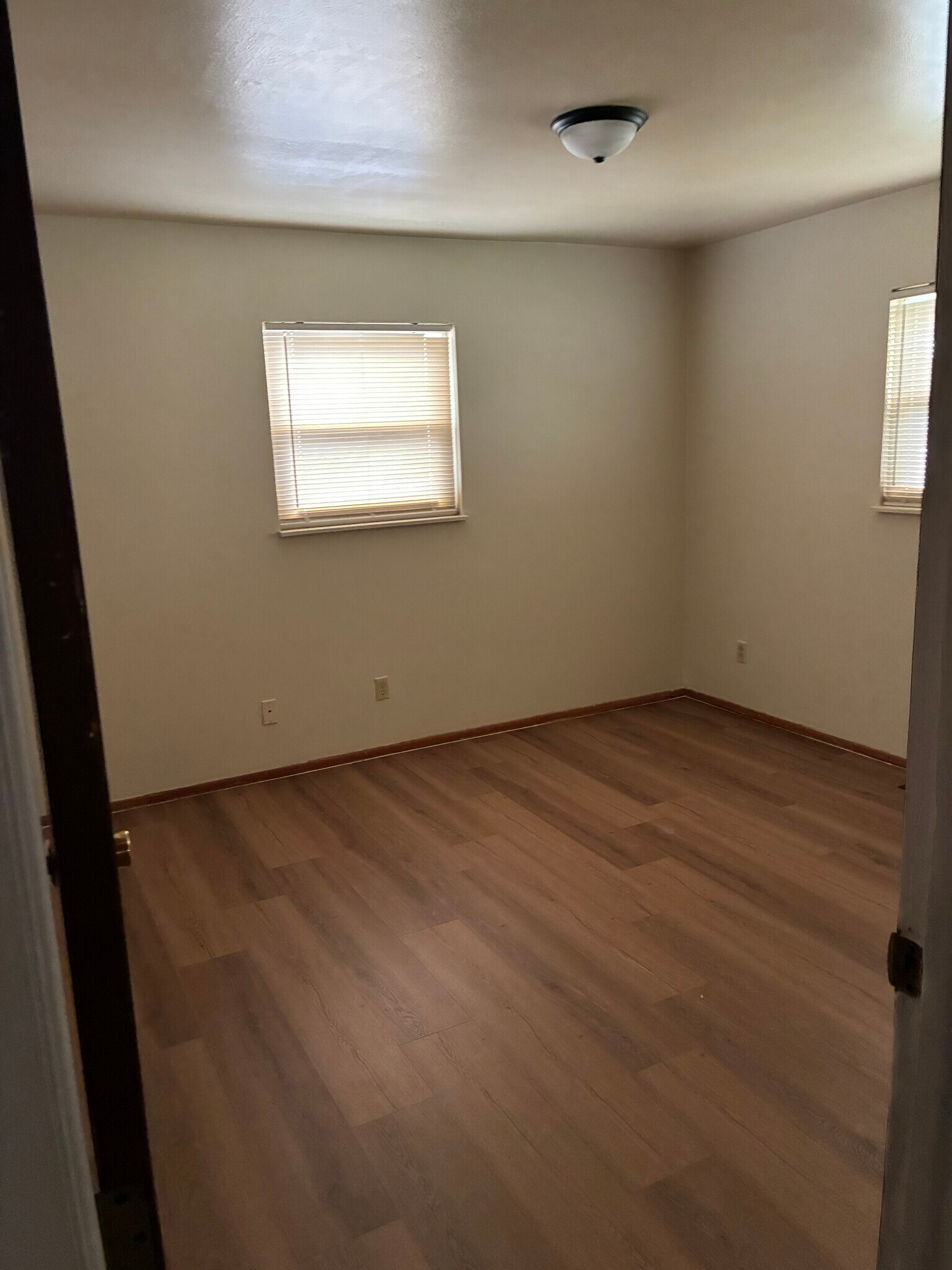 south br entry view - 3946 La Rosa Dr