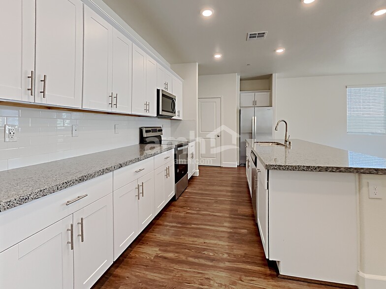 Building Photo - 5856 Vaes Dothrak St