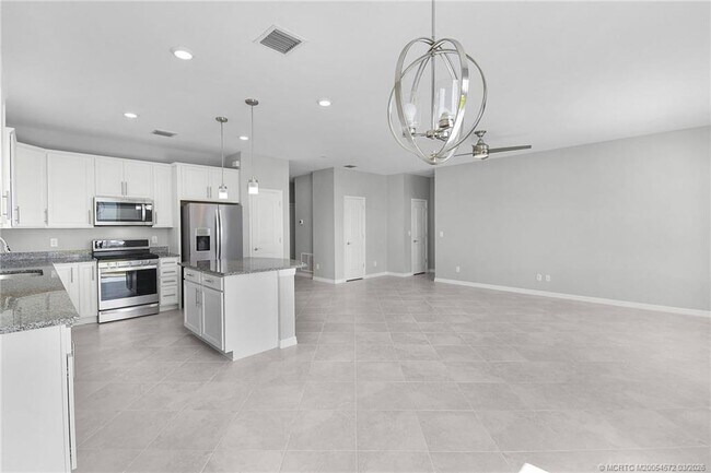 Building Photo - 10550 SW Captiva Dr