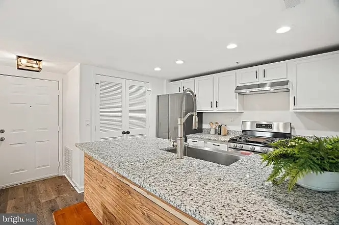 Building Photo - 1240 Holbrook Ter NE