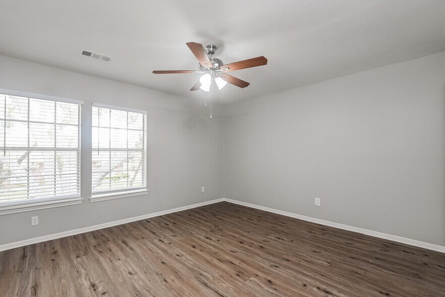 Building Photo - 4923 Laurel Hill Ct