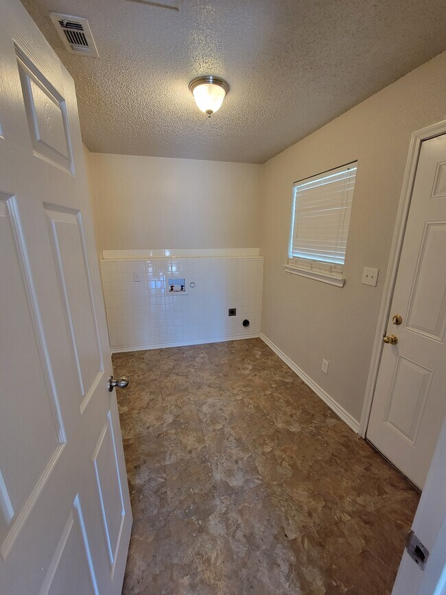 Building Photo - 900 N 8th St