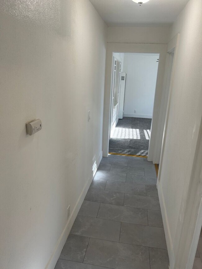 Building Photo - 3 Bedroom Unit Available Now!!