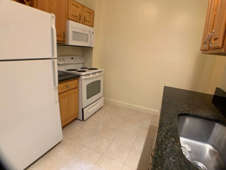 Building Photo - 100 Queensberry St