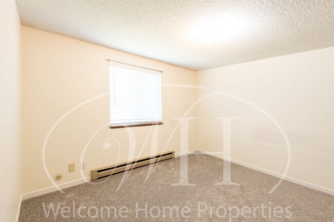 Building Photo - 2 Bedroom Duplex Apartment with Garage and...