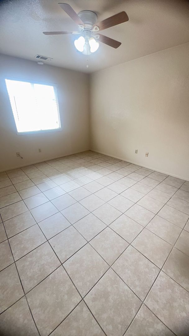 Building Photo - Spacious 2-Bedroom Duplex for Rent