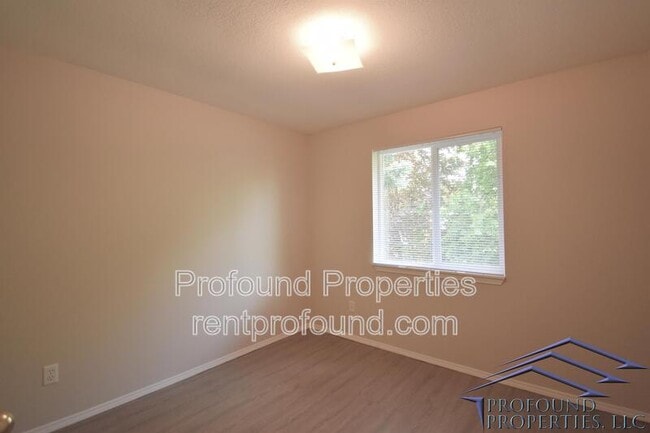 Building Photo - 1448 NE Thomas Ct