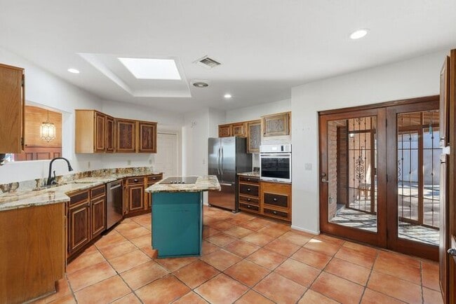 Building Photo - 770 N Lazy J Wy