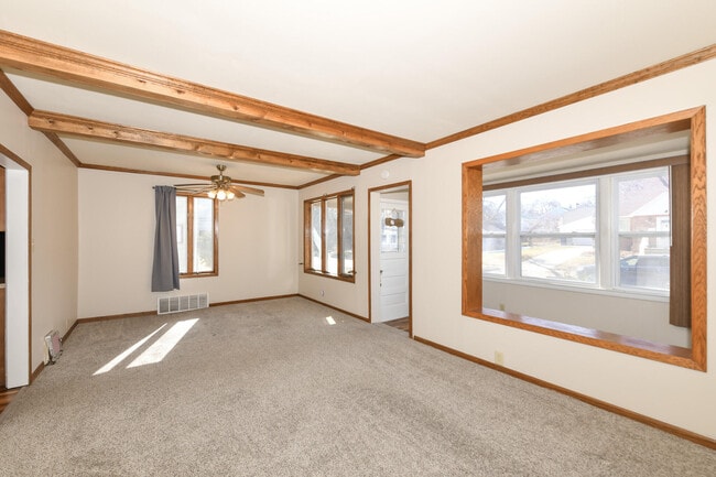 Building Photo - 422 S 89th St