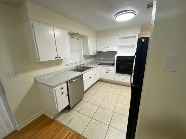 Building Photo - 2/2 in Orange City