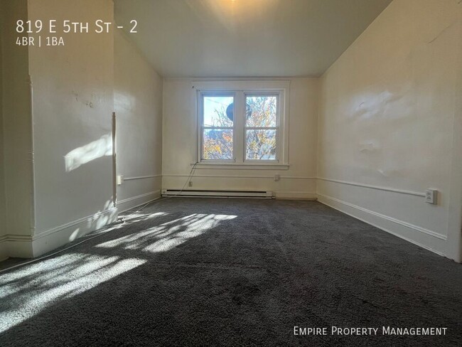 Building Photo - Available Now! 2nd and 3rd Floor: 4 Bedroo...