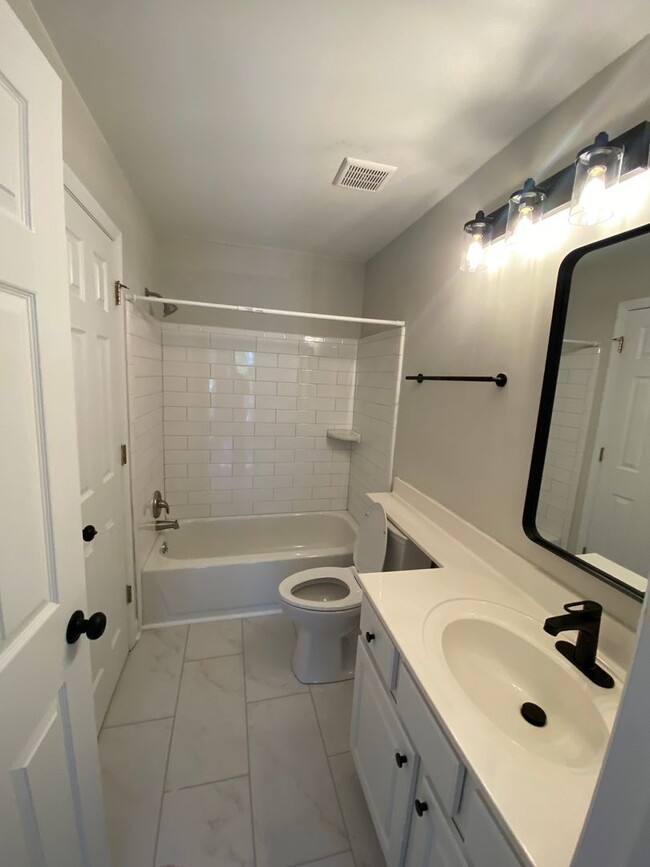 Building Photo - Updated Flooring and Bathroom! ~ 2 bedroom...