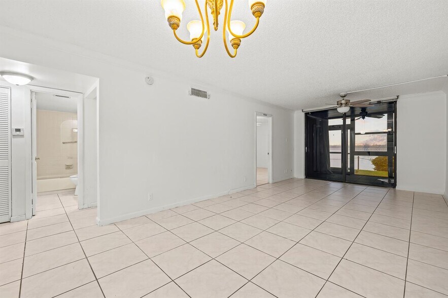 Building Photo - 110 Lake Emerald Dr