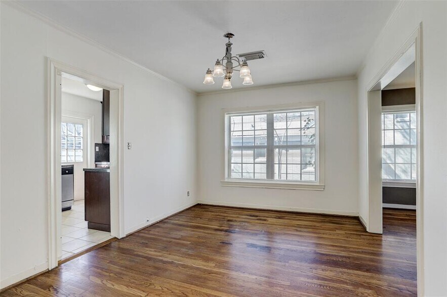 Building Photo - 2636 Greenbriar Dr