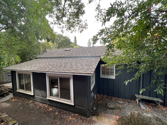 Building Photo - CHARMING STUDIO COTTAGE HOME WITH PRIVATE YARD