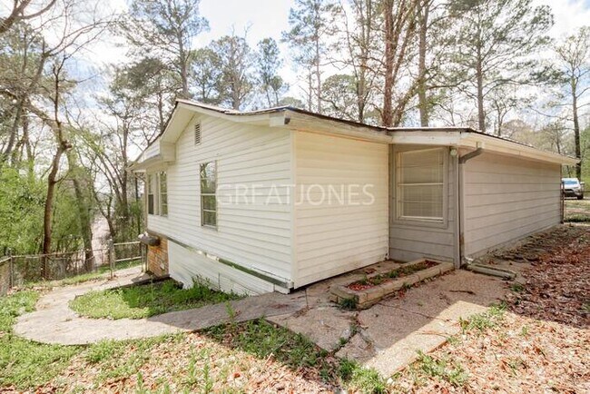Building Photo - 310 Brown Pl