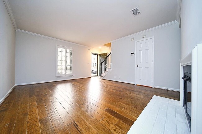 Building Photo - Great 2BA/2.5 BE Brentwood End Unit Townhome!