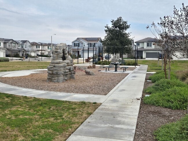 Building Photo - Home For Rent