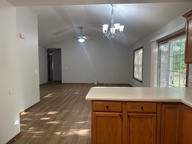 Building Photo - 653 S Hazelnut Ave