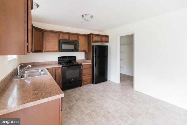 Building Photo - 116 Breezewood Dr