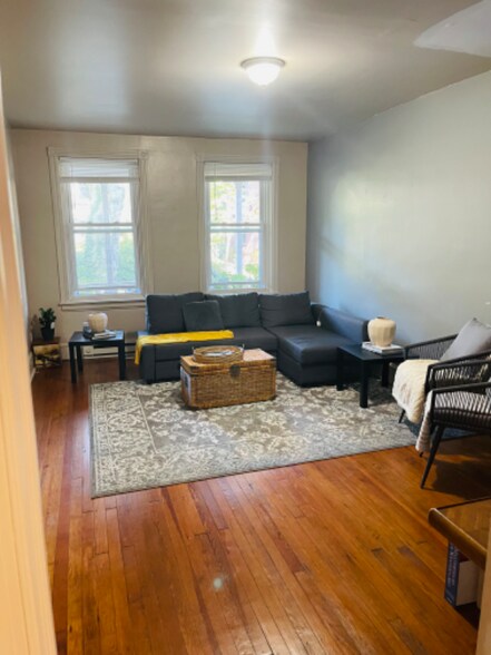 Building Photo - 418 W 21st St