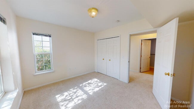 Building Photo - 2767 S Knightsbridge Cir