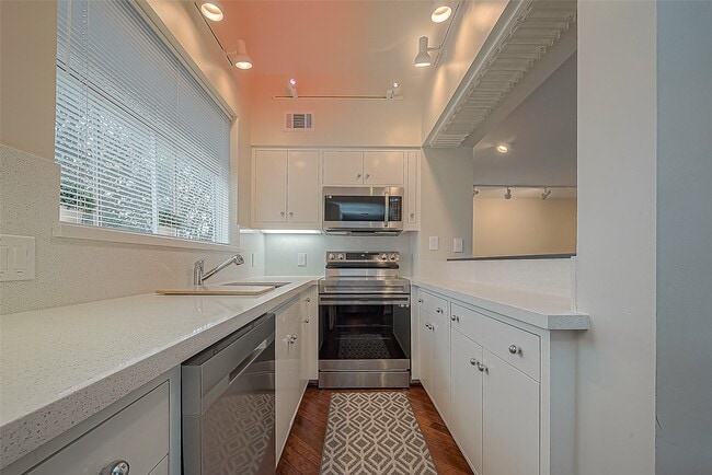 Building Photo - 2029 Dunlavy St