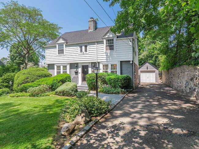 Building Photo - 221 Manhasset Ave