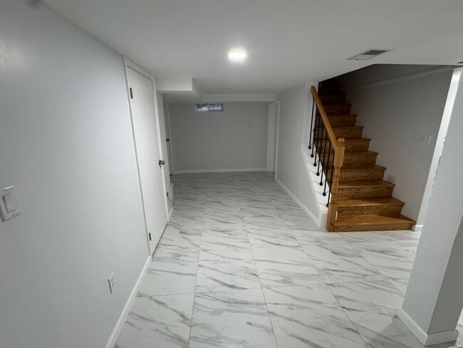Building Photo - 5 bedrooms, 2.5 bathrooms