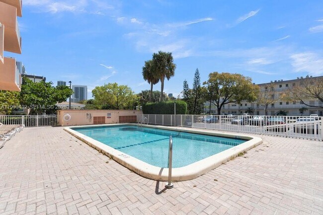 Building Photo - 2200 E Hallandale Beach Blvd