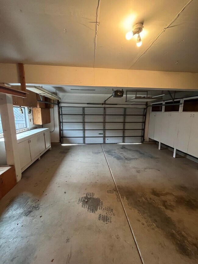 Building Photo - *Holiday Move In Special, $500 Off First Month's Rent! Large 4 bedroom/ 2.5 Bathroom Home for Ren...