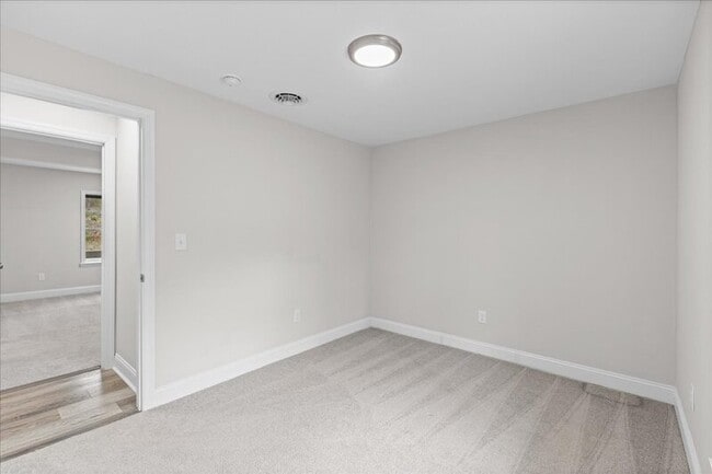 Building Photo - 2901 N Lakeshore Dr