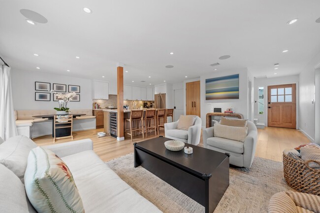 Building Photo - 253 Calle De Madera