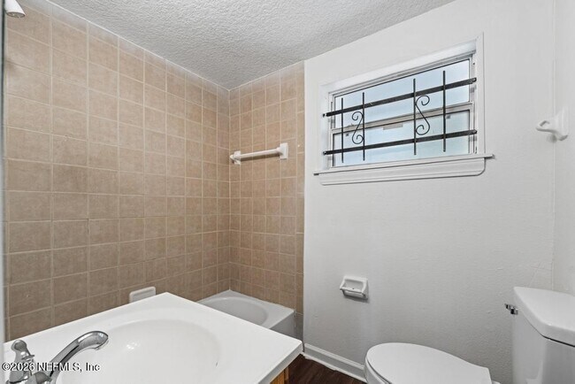 Building Photo - 1424 W 9th St