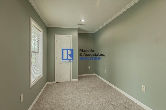 Building Photo - 5 Bedroom/2 Bath Home in Bellegrove Subdiv...