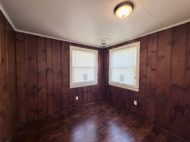Building Photo - 4 Bedroom Single Family Home in West Haven