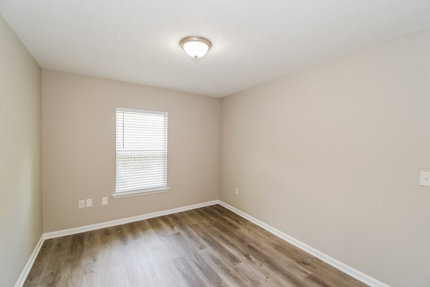 Building Photo - 76309 Deerwood Dr