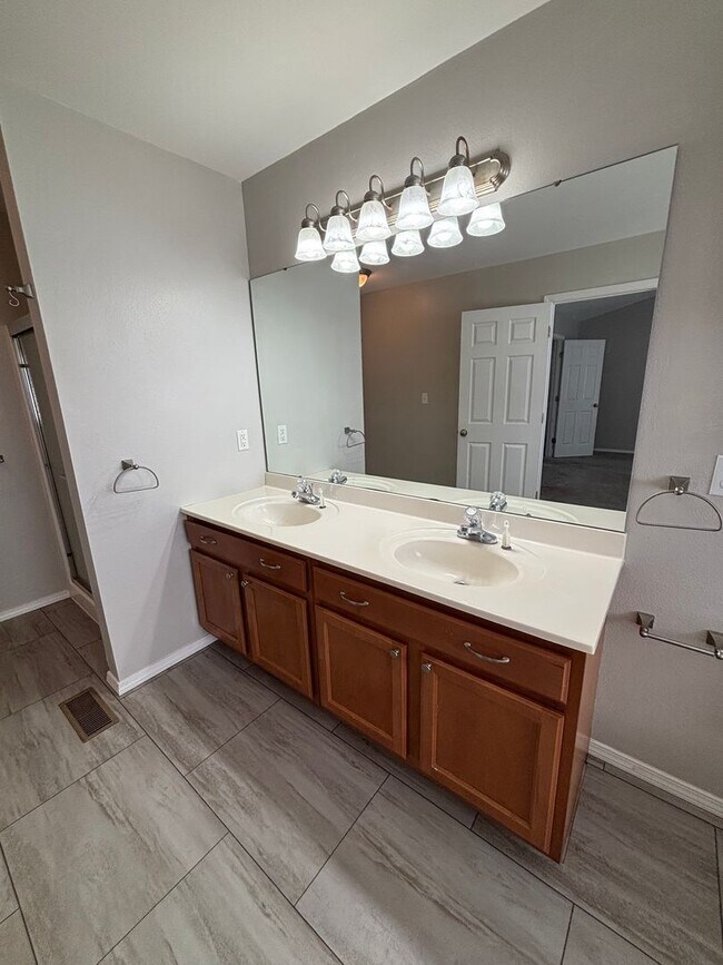 Building Photo - 423 Larkway