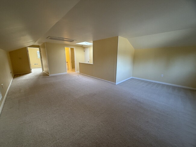 Building Photo - Spacious 4-Bedroom Retreat in Renton Available!